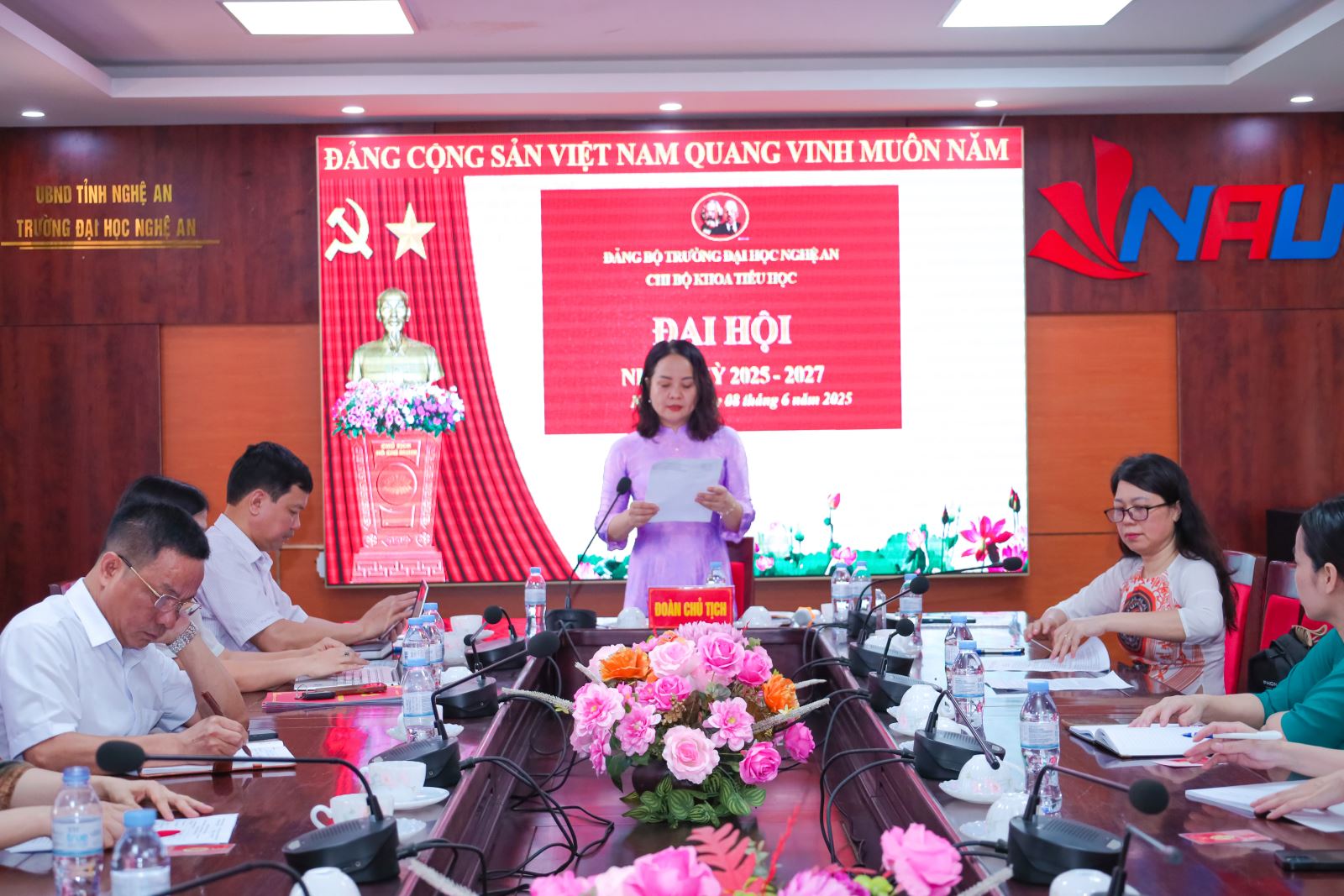 Đồng chí Tạ Thị Thanh Hà  trình bày Báo cáo chính trị tại Đại hội.