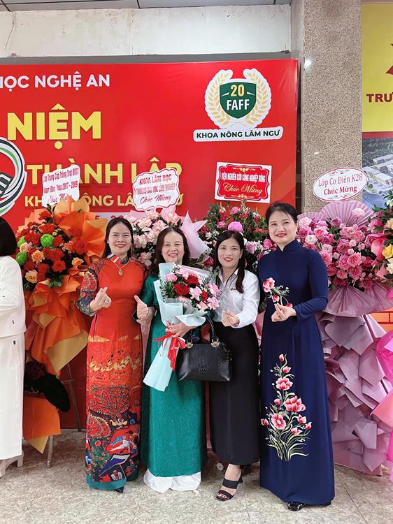 KHOA KINH TẾ – QUẢN TRỊ KINH DOANH CHÚC MỪNG TỌA ĐÀM CỰU GIÁO CHỨC NHÂN DỊP 20/11