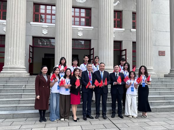 SINH VIÊN TRƯỜNG ĐẠI HỌC NGHỆ AN THAM GIA HỌC TẬP, TRẢI NGHIỆM QUỐC TẾ TẠI TRƯỜNG ĐẠI HỌC QUẢNG TÂY – TRUNG QUỐC 