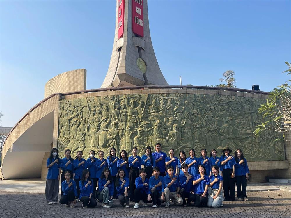 Tuổi trẻ khoa Kế toán - Kiểm toán Đại học Nghệ An tổ chức hoạt động dâng hương tại Nghĩa trang Liệt sĩ thành phố Vinh