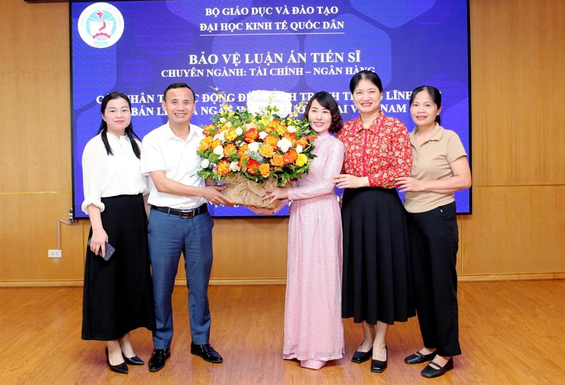 Nghiên cứu sinh Hoàng Thị Huyền – Phó Trưởng Khoa  Tài chính – Ngân hàng, Trường Đại học Nghệ An  bảo vệ thành công Luận án Tiến sĩ