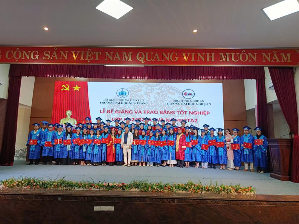 BẾ GIẢNG VÀ TRAO BẰNG TỐT NGHIỆP LỚP NA24B2TA1 VÀ NA24B2TA2   NGÀNH NGÔN NGỮ ANH