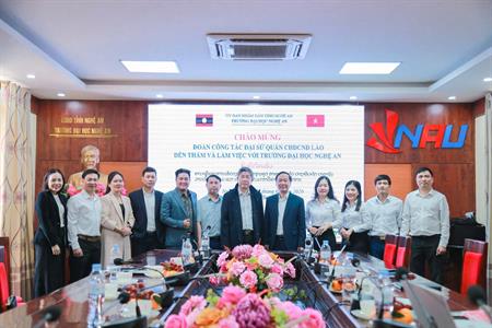 Đoàn công tác Đại sứ quán nước Cộng hòa Dân chủ Nhân dân Lào đến thăm và làm việc với Trường Đại học Nghệ An. 